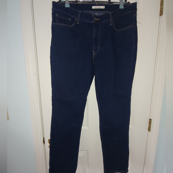 NWOT Women’s Levi’s Dark Wash Classic Straight-Leg Jeans – Sizes 14 & 16W - Picture 2 of 16